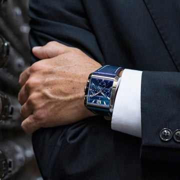 Αντρικό ρολόι Festina On The Square F20636/2 χρονογράφος, με μπλε δερμάτινο λουράκι και μπλε καντραν, τζαμάκι από ορυκτο κρύσταλλο, μηχανισμό μπαταρίας και τετράγωνο σχήμα διάστασης 29mm, αδιάβροχο στις 5ΑΤΜ-50Μ.